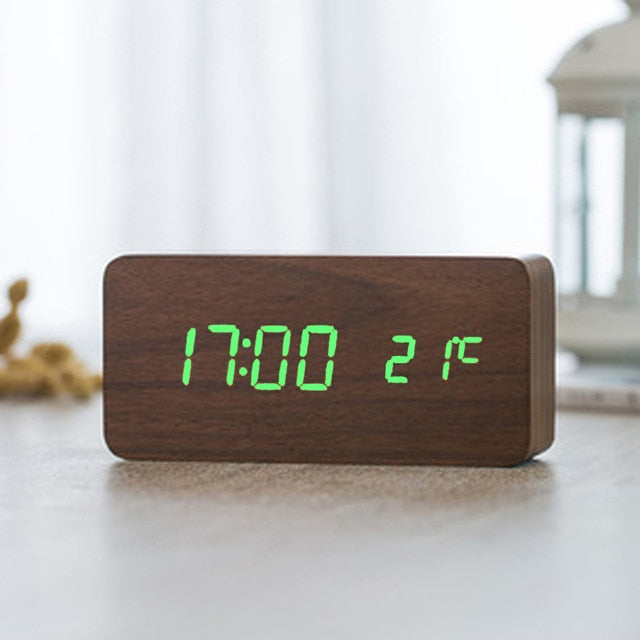 Moderne minimalistische LED wekker met strak design, spraakgestuurde functies en digitale tijdweergave.