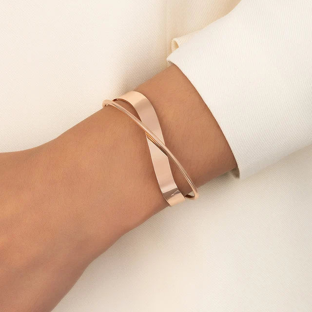 Minimalistische goudkleurige armband met kruisvormige charme, elegant en stijlvol accessoire voor vrouwen, verstelbare pasvor