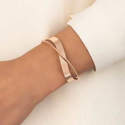 Minimalistische goudkleurige armband met kruisvormige charme, elegant en stijlvol accessoire voor vrouwen, verstelbare pasvor