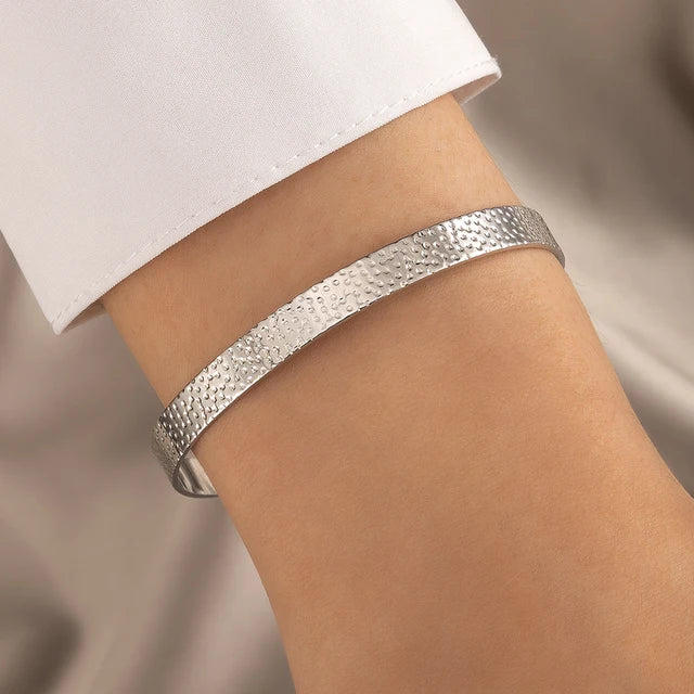 Minimalistische goudkleurige armband met kruisvormige charme, elegant en stijlvol accessoire voor vrouwen, verstelbare pasvor
