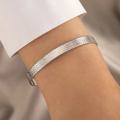 Minimalistische goudkleurige armband met kruisvormige charme, elegant en stijlvol accessoire voor vrouwen, verstelbare pasvor