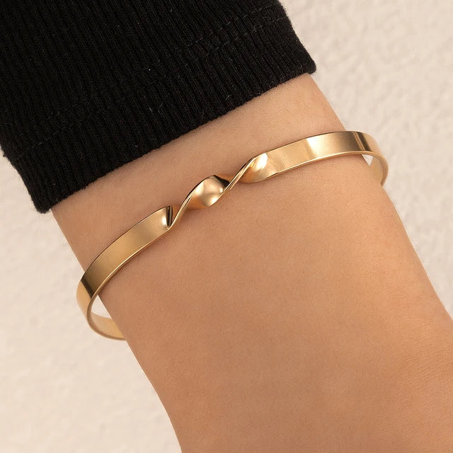 Minimalistische goudkleurige armband met kruisvormige charme, elegant en stijlvol accessoire voor vrouwen, verstelbare pasvor