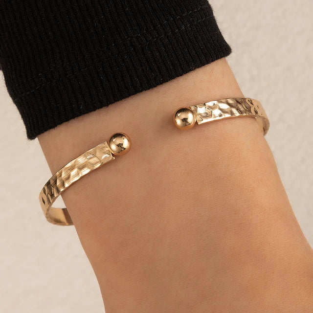Minimalistische goudkleurige armband met kruisvormige charme, elegant en stijlvol accessoire voor vrouwen, verstelbare pasvor