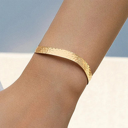 Minimalistische goudkleurige armband met kruisvormige charme, elegant en stijlvol accessoire voor vrouwen, verstelbare pasvor