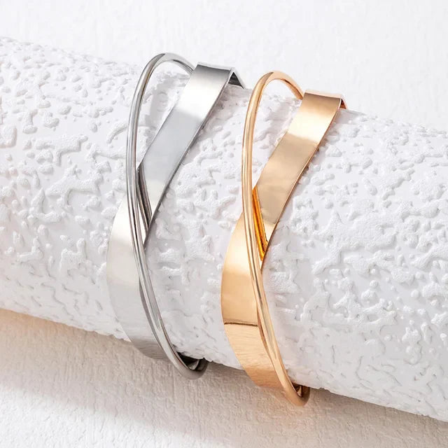 Minimalistische goudkleurige armband met kruisvormige charme, elegant en stijlvol accessoire voor vrouwen, verstelbare pasvor