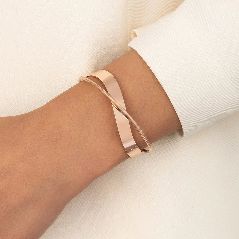 Minimalistische goudkleurige armband met kruisvormige charme, elegant en stijlvol accessoire voor vrouwen, verstelbare pasvor