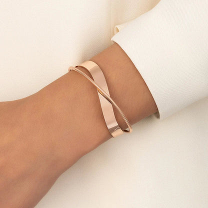Minimalistische goudkleurige armband met kruisvormige charme, elegant en stijlvol accessoire voor vrouwen, verstelbare pasvor
