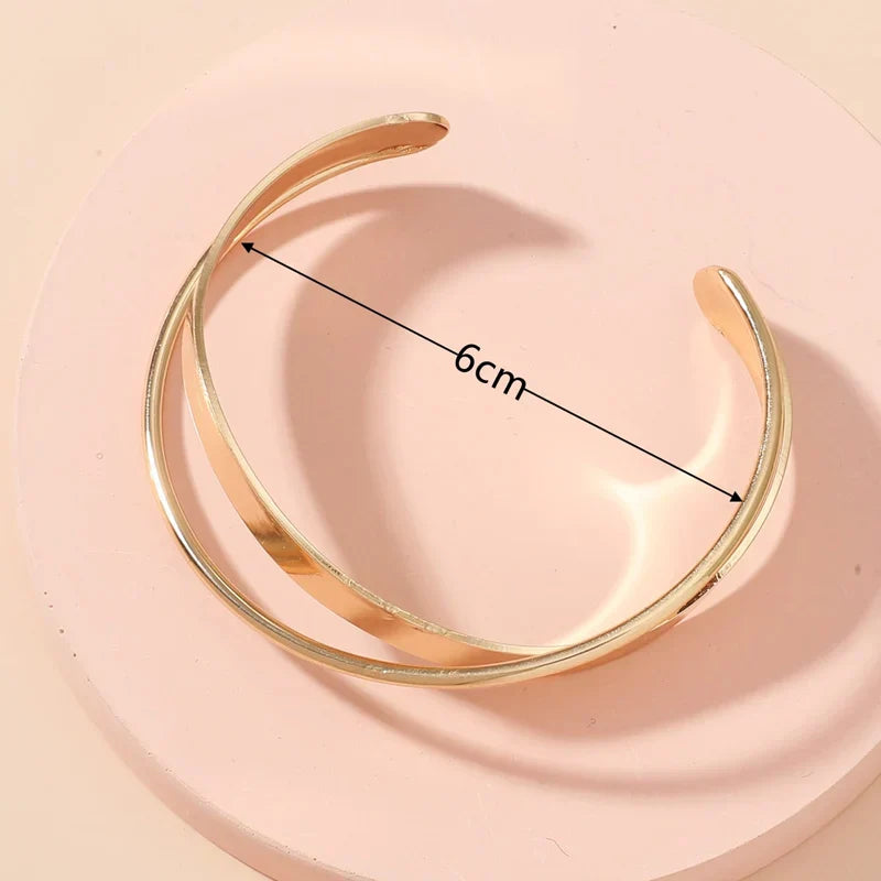 Minimalistische goudkleurige armband met kruisvormige charme, elegant en stijlvol accessoire voor vrouwen, verstelbare pasvor