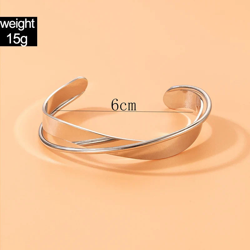 Minimalistische goudkleurige armband met kruisvormige charme, elegant en stijlvol accessoire voor vrouwen, verstelbare pasvor