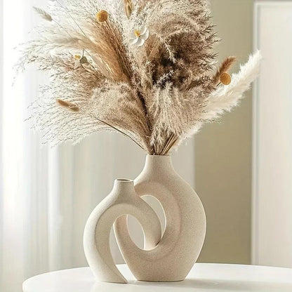 "Minimalistische keramische vazen set met elegante, stijlvolle vormen geschikt voor modern en klassiek interieur."