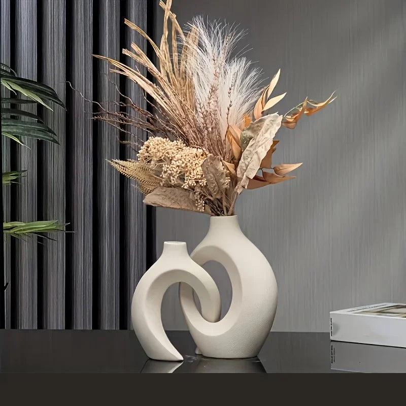 "Minimalistische keramische vazen set met elegante, stijlvolle vormen geschikt voor modern en klassiek interieur."
