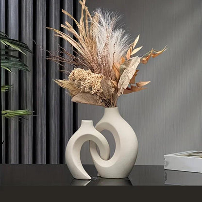 "Minimalistische keramische vazen set met elegante, stijlvolle vormen geschikt voor modern en klassiek interieur."