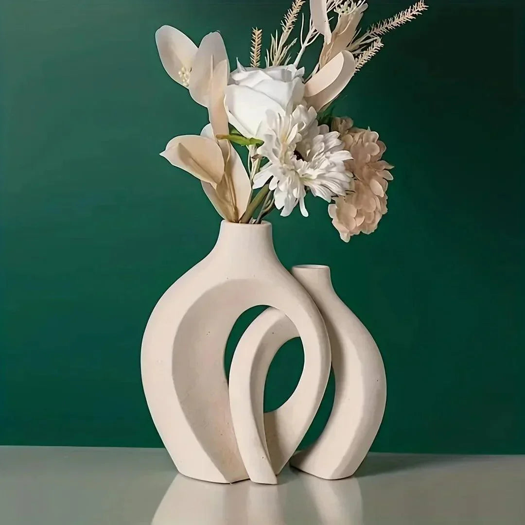 "Minimalistische keramische vazen set met elegante, stijlvolle vormen geschikt voor modern en klassiek interieur."