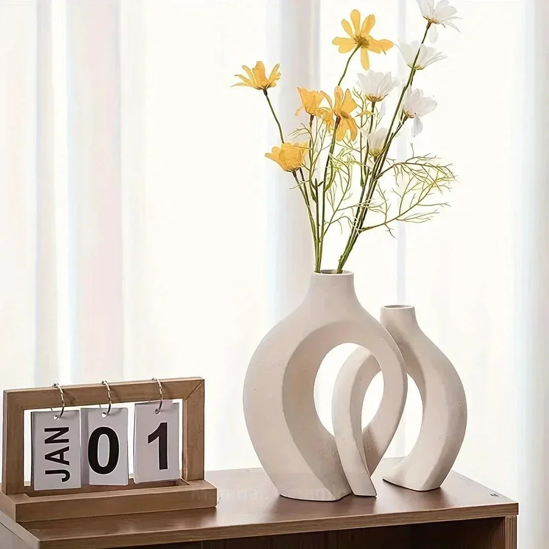 "Minimalistische keramische vazen set met elegante, stijlvolle vormen geschikt voor modern en klassiek interieur."