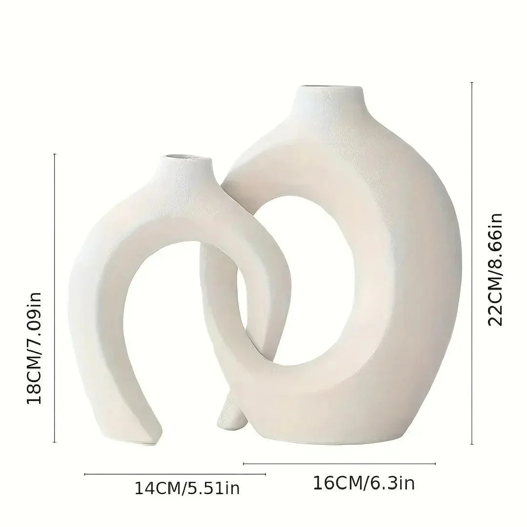 "Minimalistische keramische vazen set met elegante, stijlvolle vormen geschikt voor modern en klassiek interieur."