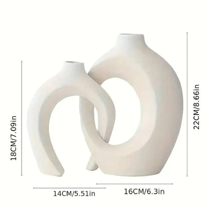 "Minimalistische keramische vazen set met elegante, stijlvolle vormen geschikt voor modern en klassiek interieur."