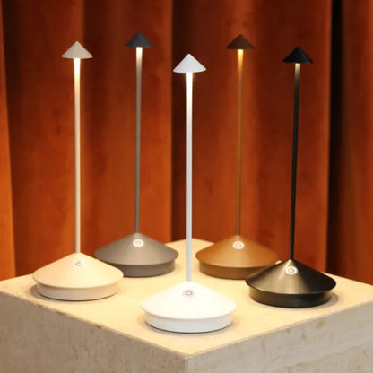 "Minimalistische LED tafellamp, waterdicht en dimbaar, elegant ontwerp; ideale sfeerverlichting voor binnen en buiten."