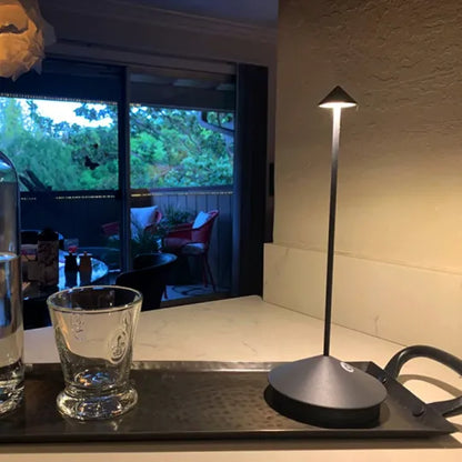 "Minimalistische LED tafellamp, waterdicht en dimbaar, elegant ontwerp; ideale sfeerverlichting voor binnen en buiten."