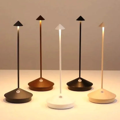 "Minimalistische LED tafellamp, waterdicht en dimbaar, elegant ontwerp; ideale sfeerverlichting voor binnen en buiten."