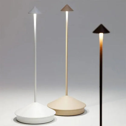 "Minimalistische LED tafellamp, waterdicht en dimbaar, elegant ontwerp; ideale sfeerverlichting voor binnen en buiten."