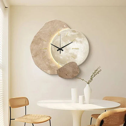 Minimalistische Scandinavische wandklok, rond en strak ontwerp met hout en metaal, in moderne kleuren, ideaal voor interieur.