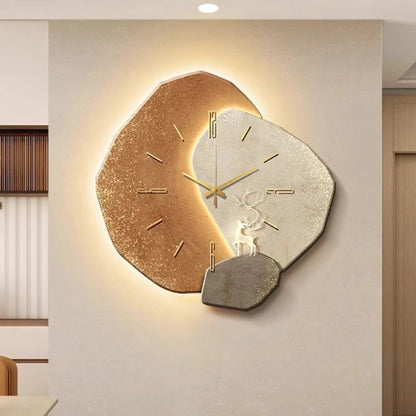 Minimalistische Scandinavische wandklok, rond en strak ontwerp met hout en metaal, in moderne kleuren, ideaal voor interieur.