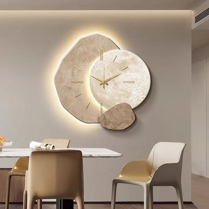 Minimalistische Scandinavische wandklok, rond en strak ontwerp met hout en metaal, in moderne kleuren, ideaal voor interieur.