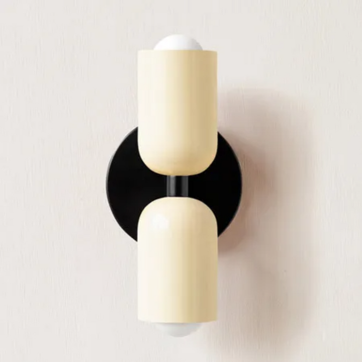 Design wandlamp in Scandinavische stijl, ideaal als sfeerlicht in slaapkamer interieur.