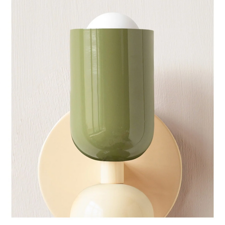Moderne minimalistische wandlamp, strak zwart design, sfeervolle verlichting voor interieur.