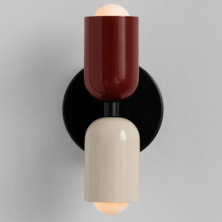 Scandinavische wandlamp, strak design voor slaapkamer of woonkamer, met subtiel sfeerlicht.