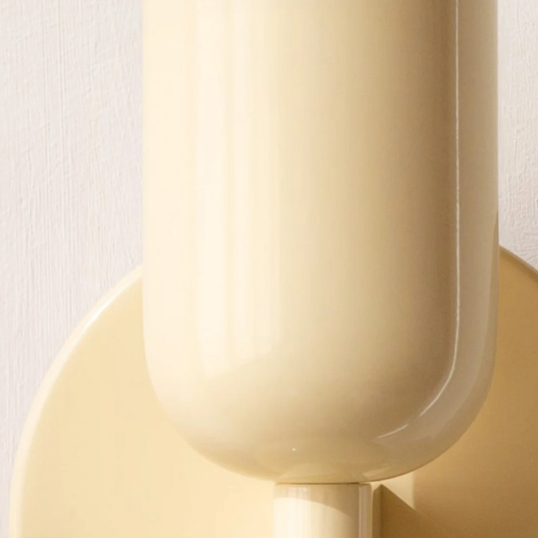 Zwarte minimalistische wandlamp, Scandinavisch design, ideaal voor een modern en warm interieur.