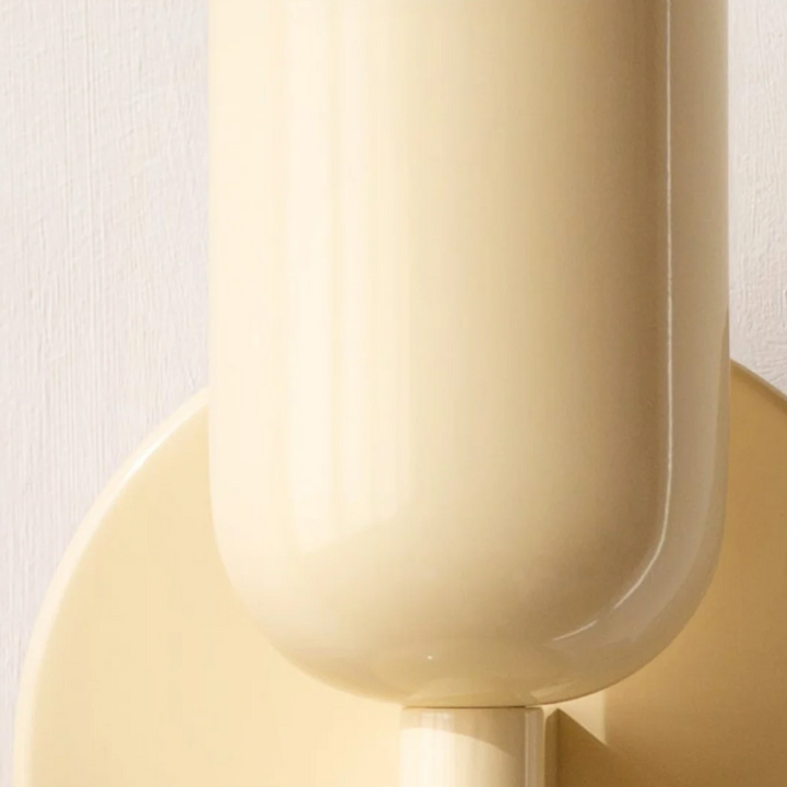 Zwarte minimalistische wandlamp, Scandinavisch design, ideaal voor een modern en warm interieur.