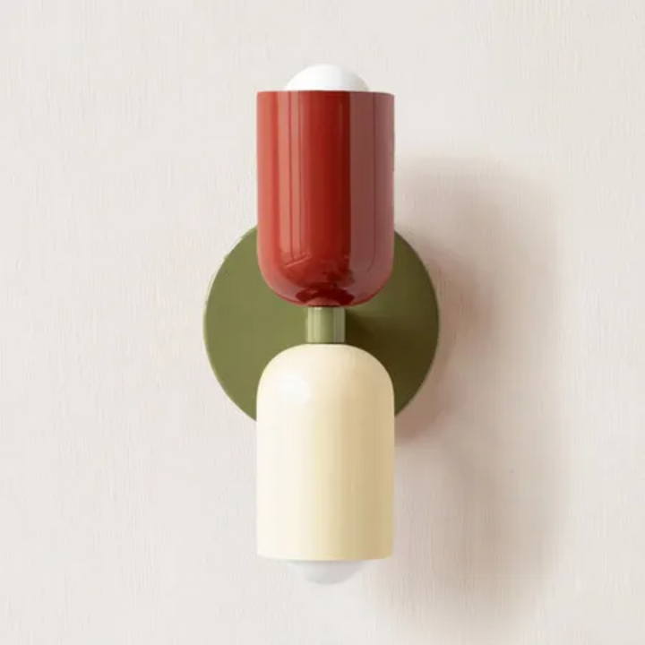 Witte Scandinavische wandlamp met LED, strak en functioneel design voor moderne interieurs.