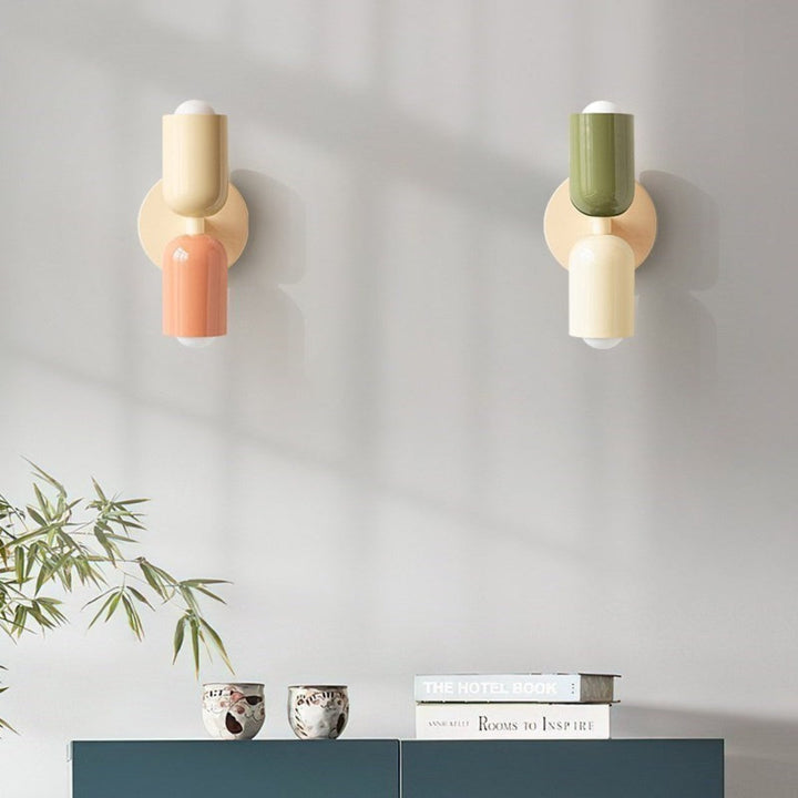 Minimalistische wandlamp, strak design, functionele verlichting voor woonkamer en slaapkamer.