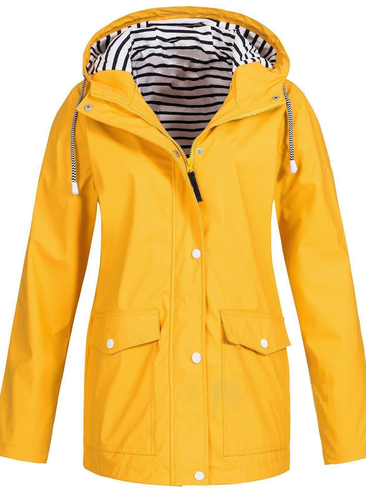 Waterdichte en winddichte dames trenchcoat, model Sophie, ideaal voor wisselvallig Nederlands weer.