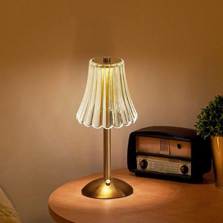Compacte draadloze tafellamp met kristallen kap en goud, oplaadbaar, ideaal als nachtlicht.