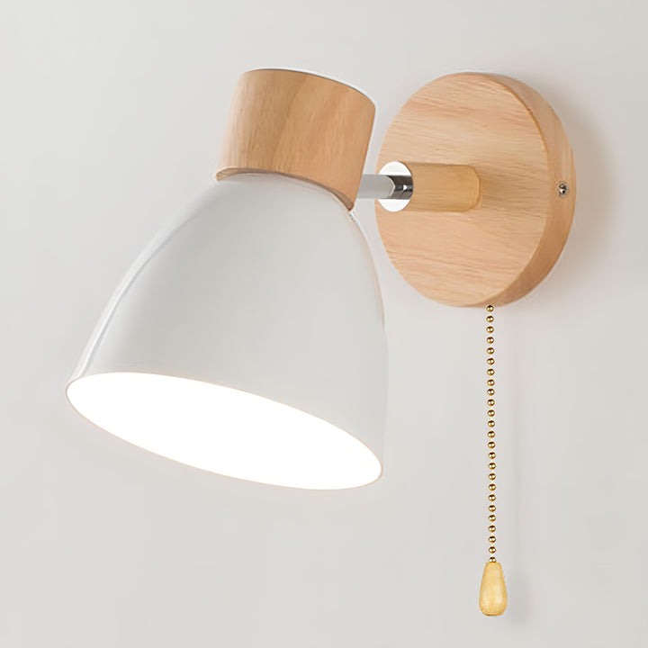 Stijlvolle Scandinavische wandlamp als slaapkamerlamp of leeslamp met trekschakelaar, creëert sfeervolle verlichting.