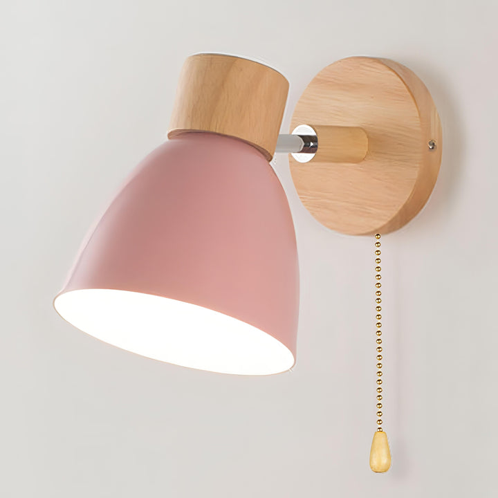 Houten Scandinavische wandlamp met minimalistisch design en handige trekschakelaar, past perfect in modern interieur.