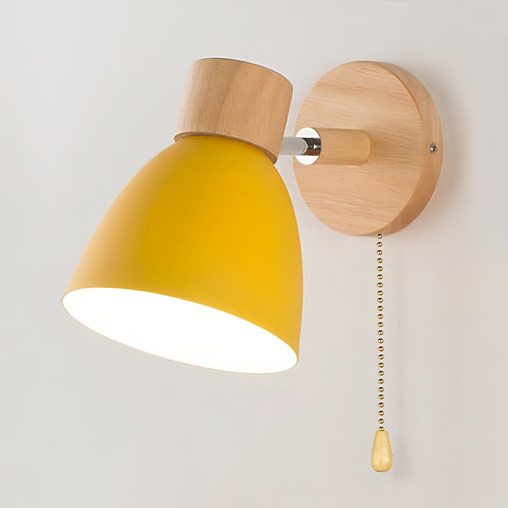 Metalen wandlamp in Scandinavische stijl, met strakke afwerking en geïntegreerde trekschakelaar, voor diverse ruimtes.