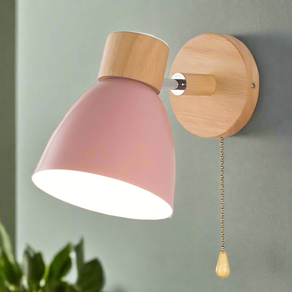 Gemonteerde Scandinavische wandlamp met trekschakelaar, een stijlvolle en functionele toevoeging aan elk interieur.