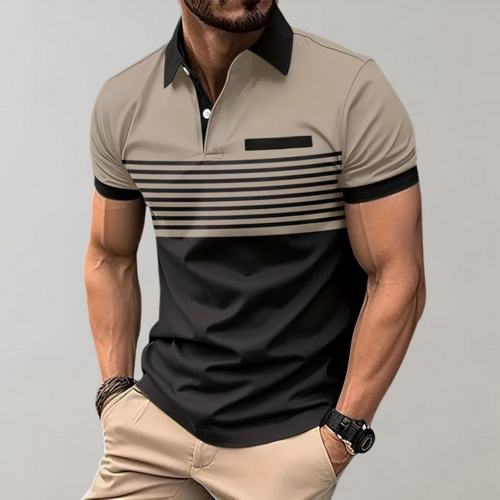 Man draagt comfortabel gestreept zomerpoloshirt, ideaal voor zonnige dagen en ontspannen herenmode.