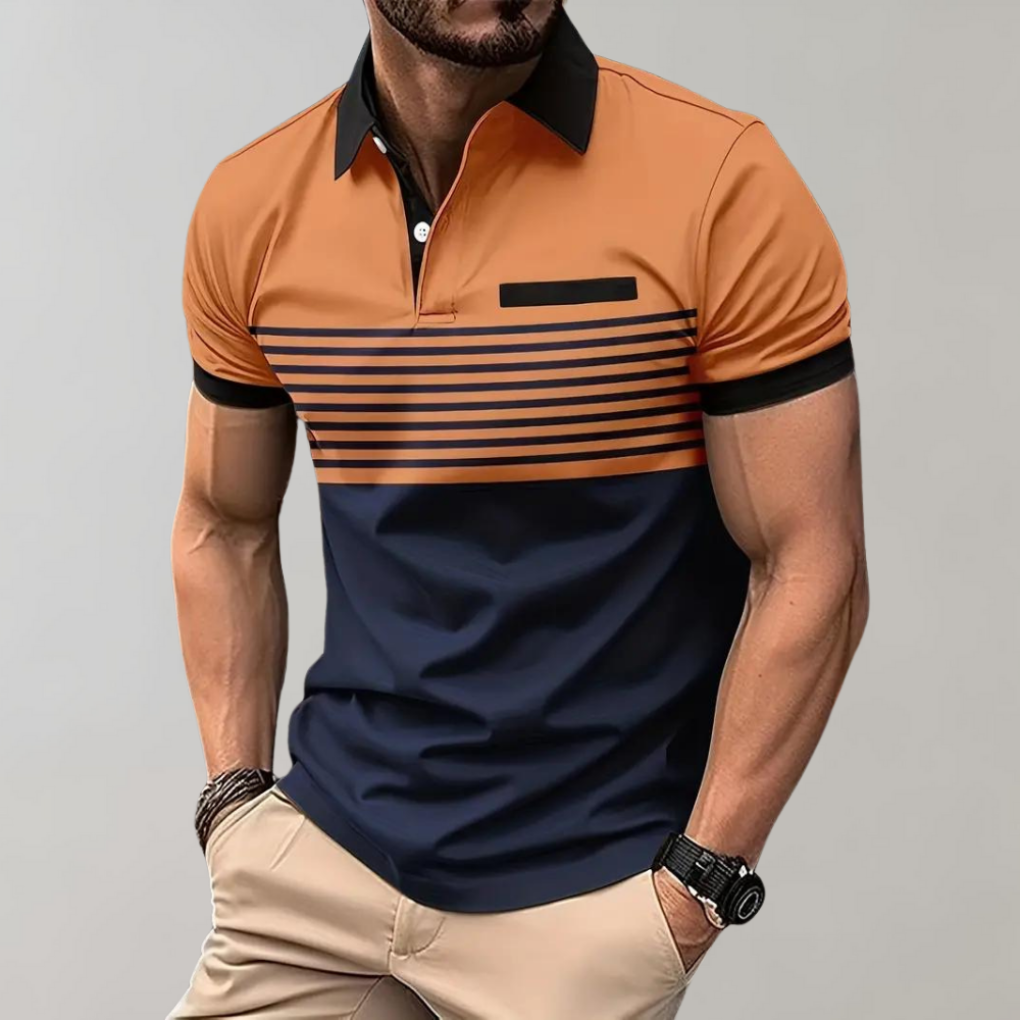 Close-up van de moderne strepen op een comfortabel heren zomerpoloshirt met korte mouwen.
