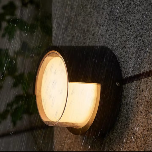 "Moderne buiten wandlamp met ronde vorm en bewegingssensor, sfeervolle LED-verlichting, IP65 waterdicht, voor tuin of balkon.