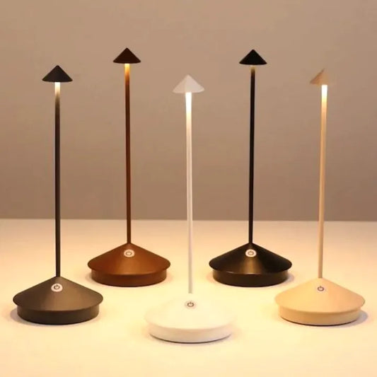 "Moderne draadloze LED tafellamp met elegant design, dimbaar en waterbestendig voor binnen en buiten, sfeervolle verlichting.