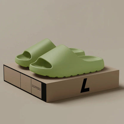 "Moderne heren slippers in beige, bruin, groen en zwart met ergonomische antislip zool, ideaal voor dagelijks comfort."