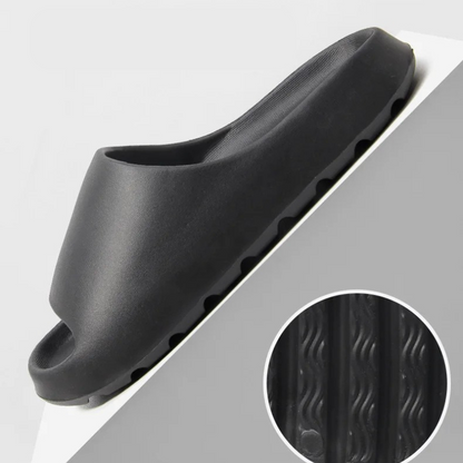 "Moderne heren slippers in beige, bruin, groen en zwart met ergonomische antislip zool, ideaal voor dagelijks comfort."