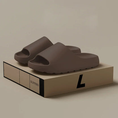 "Moderne heren slippers in beige, bruin, groen en zwart met ergonomische antislip zool, ideaal voor dagelijks comfort."