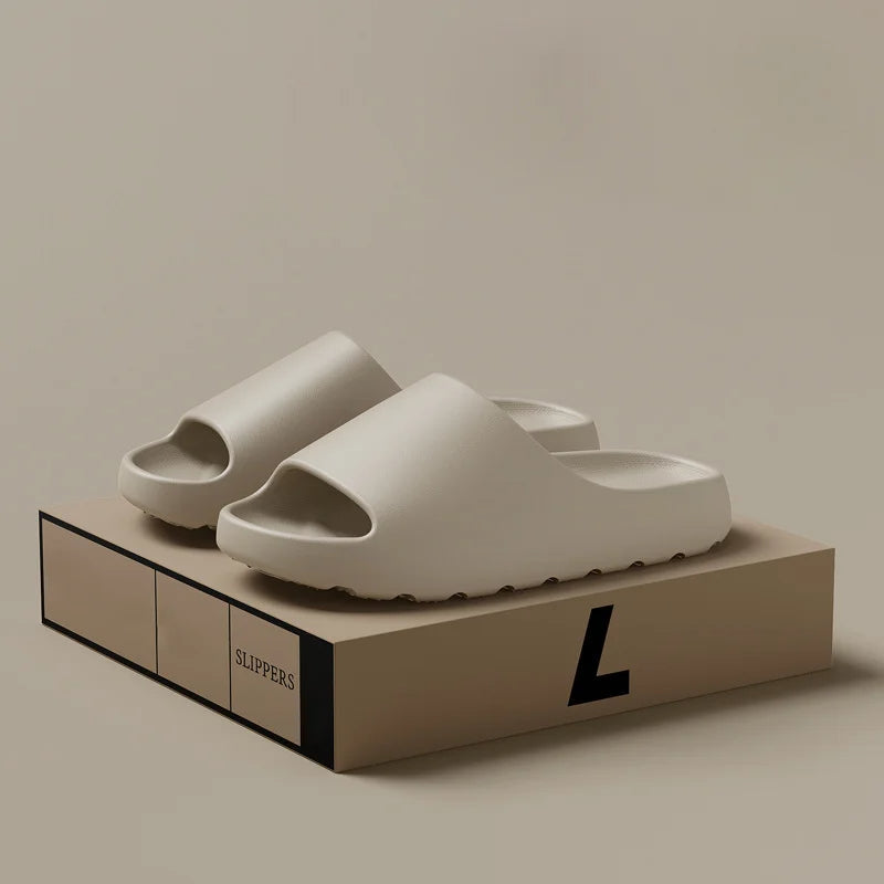 "Moderne heren slippers in beige, bruin, groen en zwart met ergonomische antislip zool, ideaal voor dagelijks comfort."