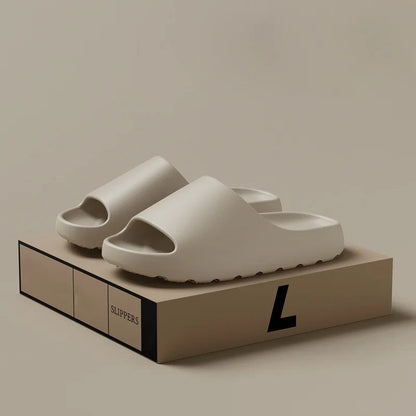 "Moderne heren slippers in beige, bruin, groen en zwart met ergonomische antislip zool, ideaal voor dagelijks comfort."