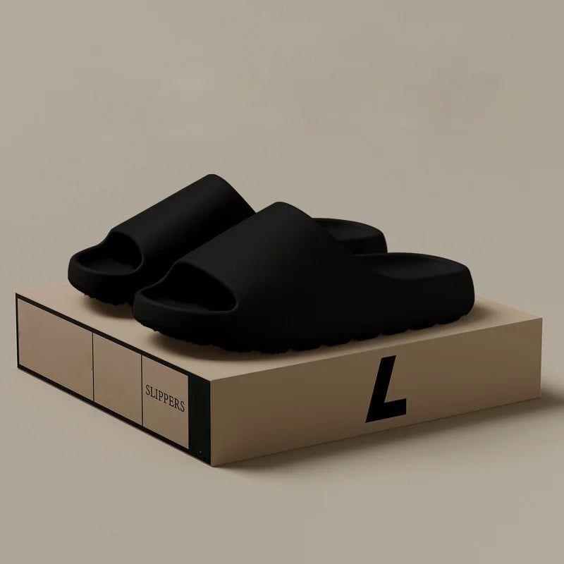 "Moderne heren slippers in beige, bruin, groen en zwart met ergonomische antislip zool, ideaal voor dagelijks comfort."